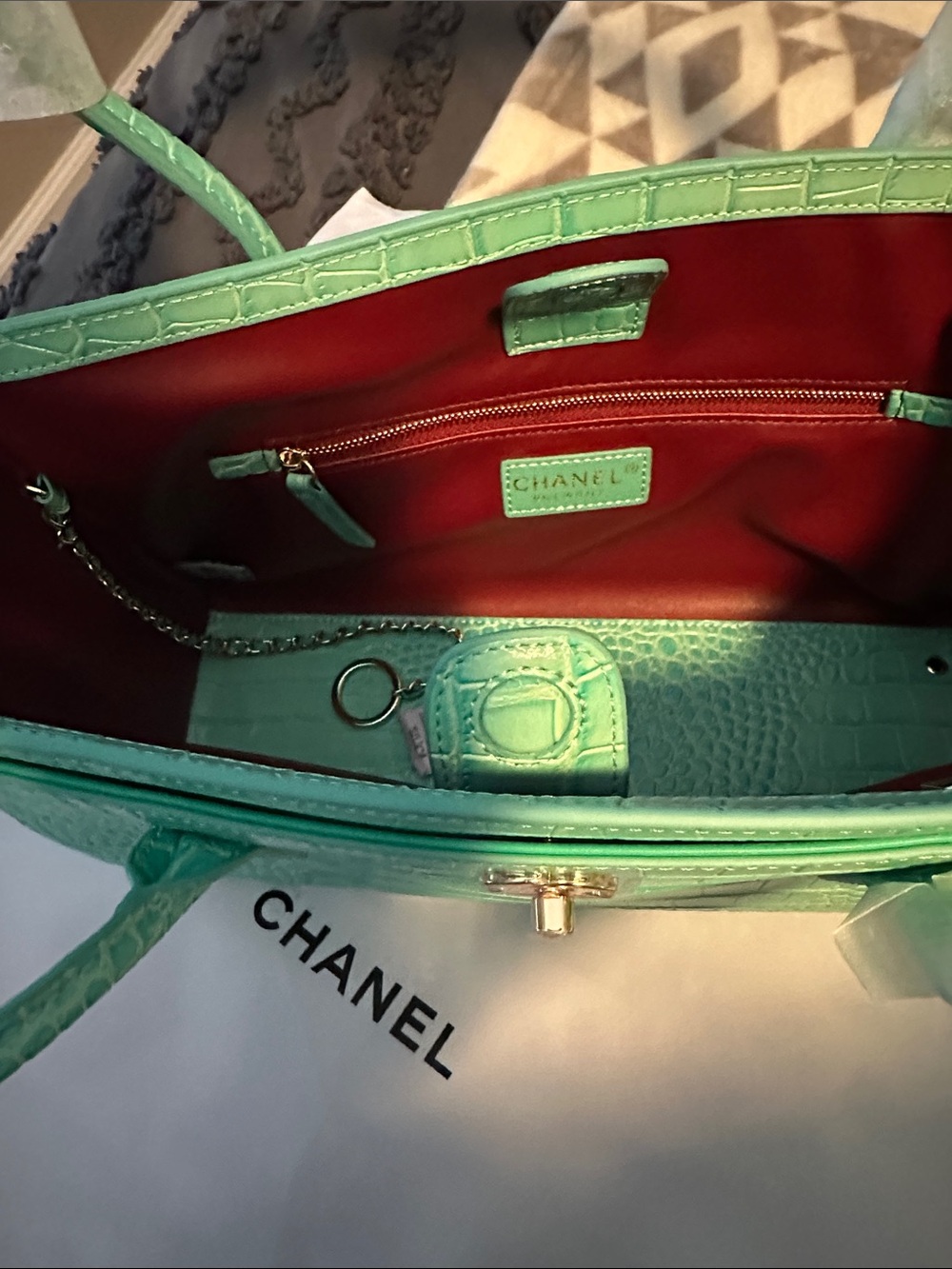 Elegant Mint Green Croc-Embossed Tote with Gold Hardware - Picture 4 of 9